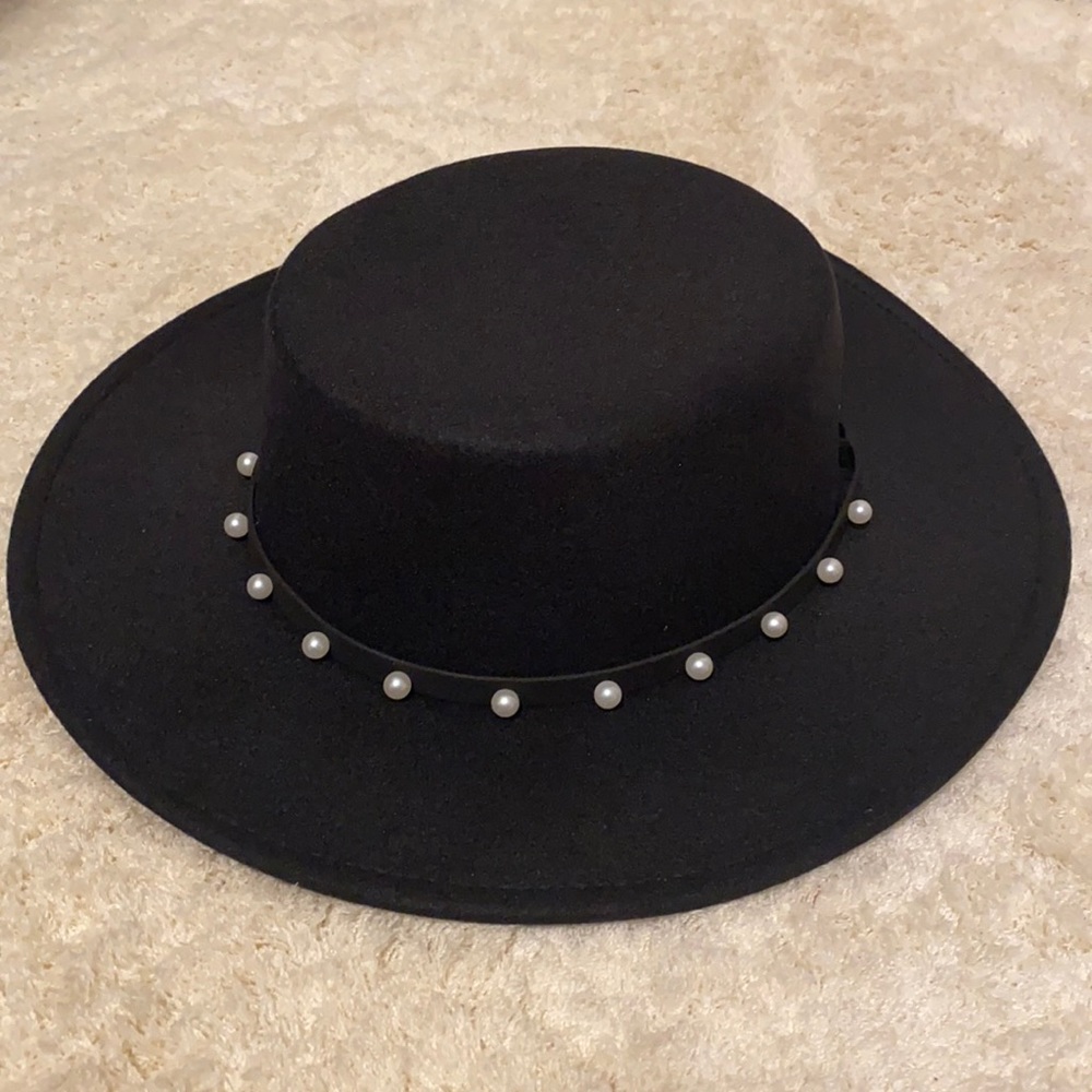 New Black Faux Wool & Faux Pearl Hat
